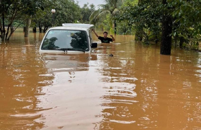 Đồng Nai: Nước tràn vào nhà dân tại TP Biên Hòa sau trận mưa lớn - 1