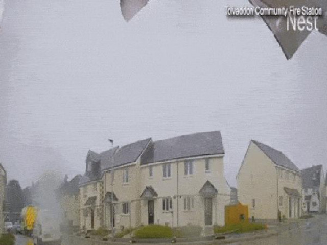 Phi thường - kỳ quặc - Kinh hoàng cảnh sét đánh trúng mái nhà, gạch ngói rơi lả tả