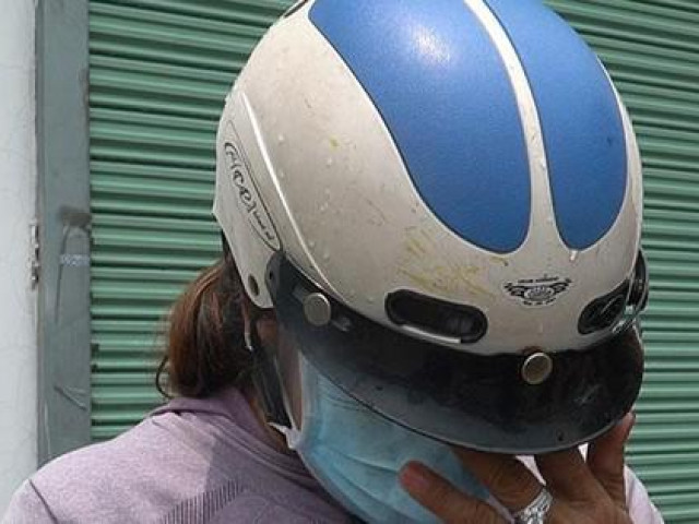 Tin tức trong ngày - Video: Người phụ nữ khóc nghẹn, đến vụ cháy quán karaoke ở Bình Dương tìm cháu