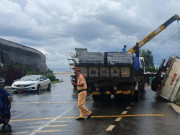 Tin tức trong ngày - Khởi tố tài xế không GPLX trong vụ xe tải lật, đè chết 2 mẹ con ở Lâm Đồng