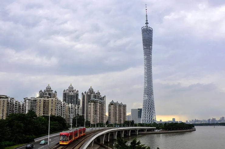 Quảng Châu là thành phố lớn thứ 5 ở của Trung Quốc với số hiện tại ước tính là 13,3 triệu người. Vì Quảng Châu là một trung tâm kinh tế quan trọng, nên có hàng triệu lao động nhập cư sống trong thành phố này.
