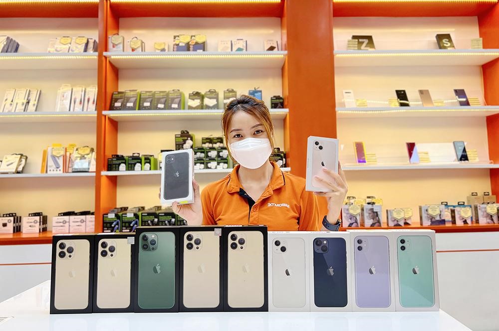 Hình ảnh iPhone 13 series hàng mới chính hãng VN/A tại cửa hàng. Ảnh: XTmobile