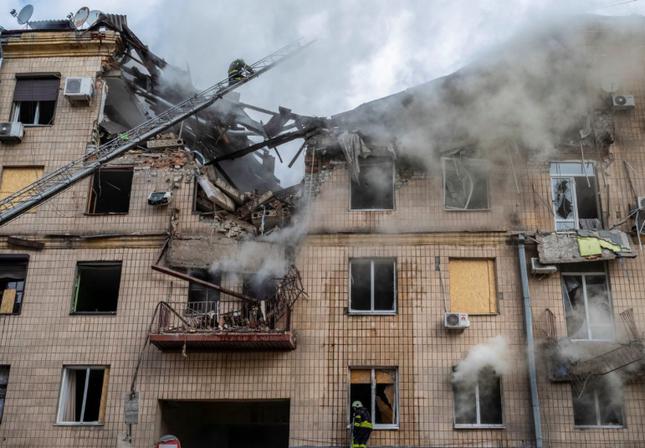 Một toà chung cư bị phá hỏng ở Kharkiv ngày 6/9. (Ảnh: Reuters)