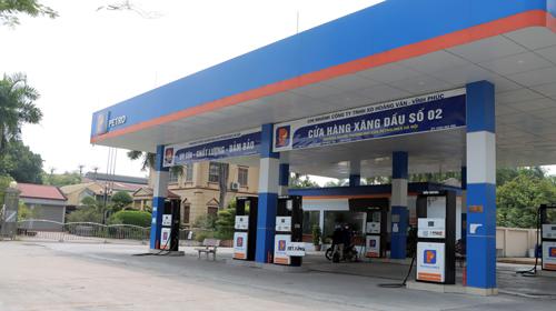 Một cửa hàng xăng dầu ở tỉnh Vĩnh Phúc thông báo hết xăng RON95. Ảnh: LƯU QUYÊN