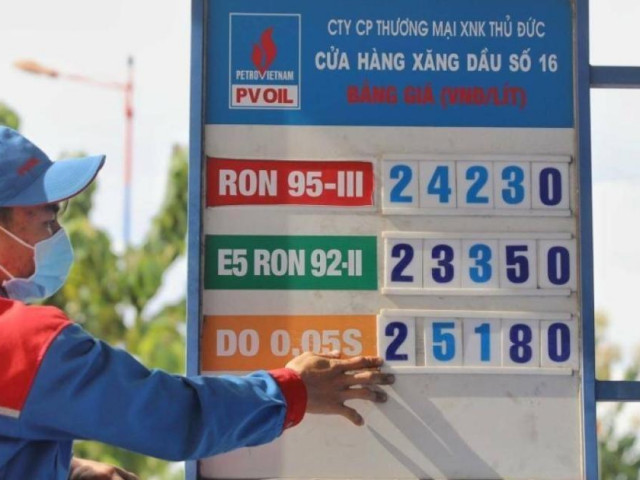 Giá dầu lần đầu tiên trong lịch sử đắt hơn xăng, vì sao?
