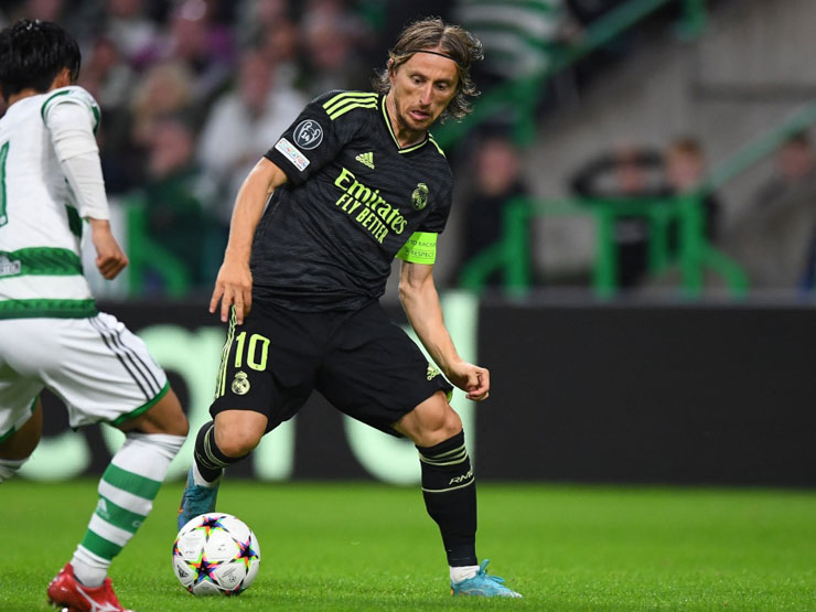 Modric lập kỷ lục khó tin tuổi 36 giúp Real thắng 3-0, fan Celtic vỗ tay thán phục