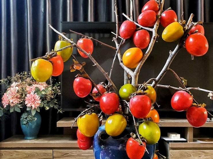 Thị trường - Tiêu dùng - Cành hồng nguyên quả hút khách Hà thành, chị em mua về cắm, vừa ngắm vừa ăn dần