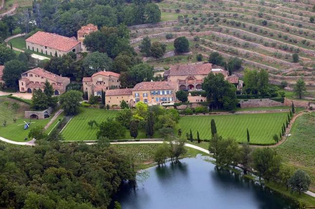 Công ty của Angelina Jolie kiện Brad Pitt liên quan đến tài sản chung Chateau Miraval.