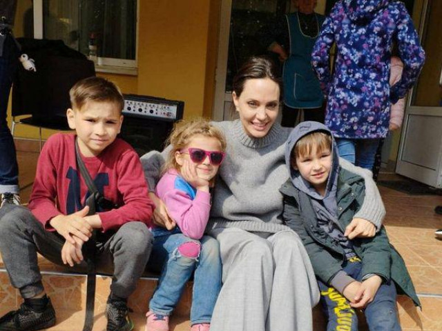 Angelina Jolie bí mật đến thăm trẻ mồ côi ở Ukraine, bỏ tin đồn nhận thêm con nuôi