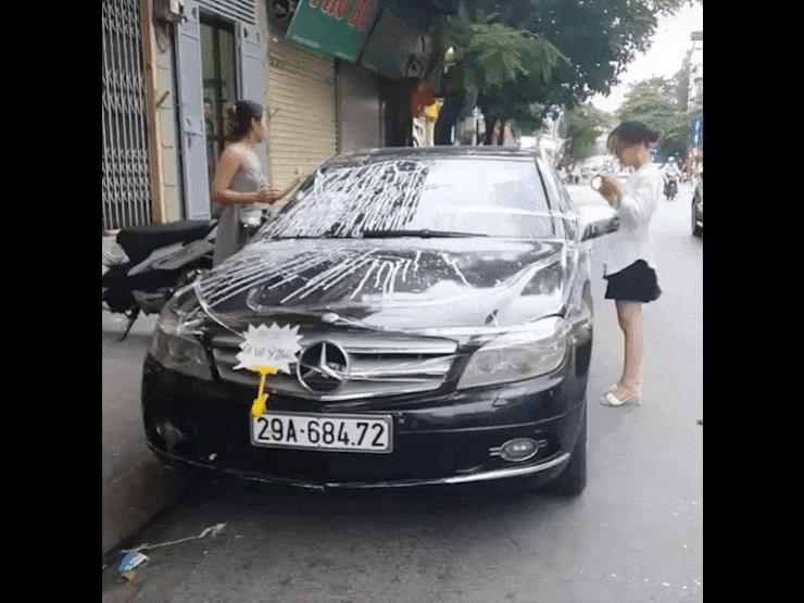 Clip: Đỗ xe chắn cửa nhà dân, chiếc Mercedes bị quấn băng dính quanh xe