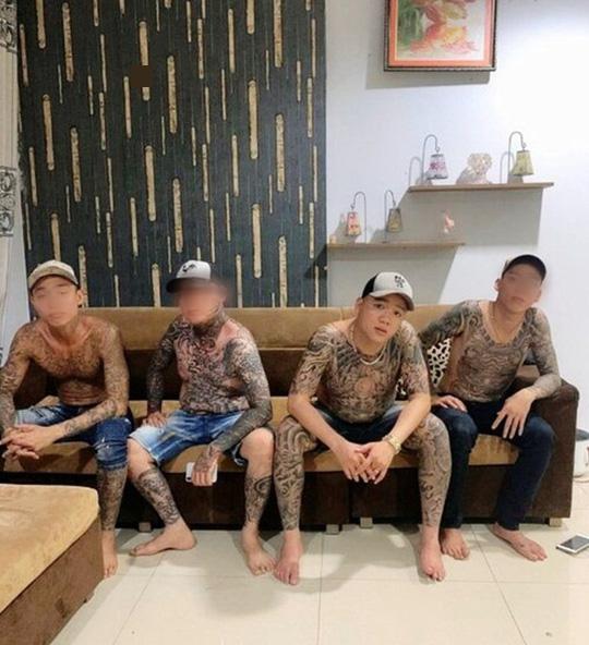 Dương Đại Trí (thứ 3 từ trái sang)