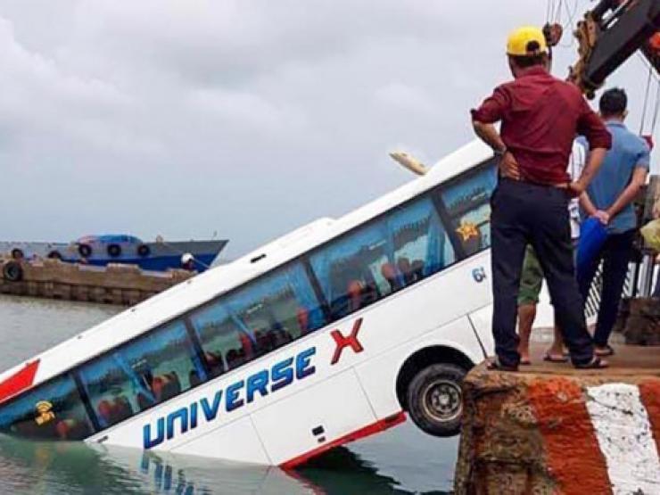 Tin tức trong ngày - Phú Quốc: Xe khách rơi xuống biển trong lúc lên phà về đất liền