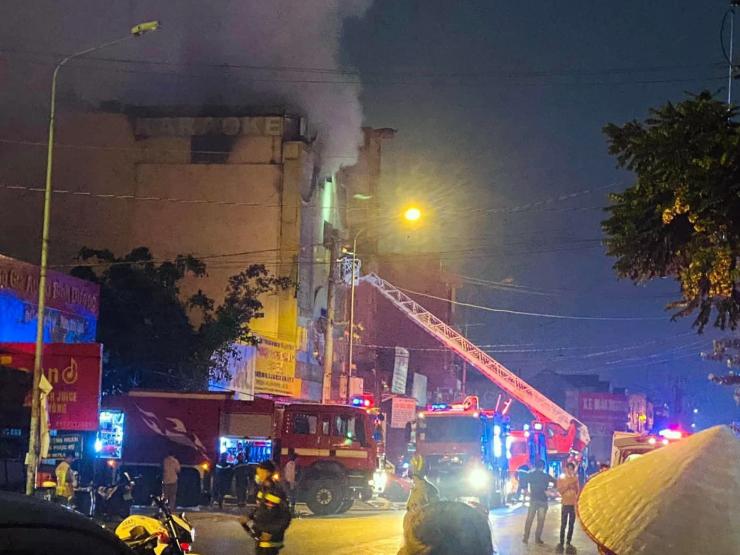 Cháy quán karaoke 23 người chết: Nhiều phòng chưa thể tiếp cận vì sức nóng quá lớn
