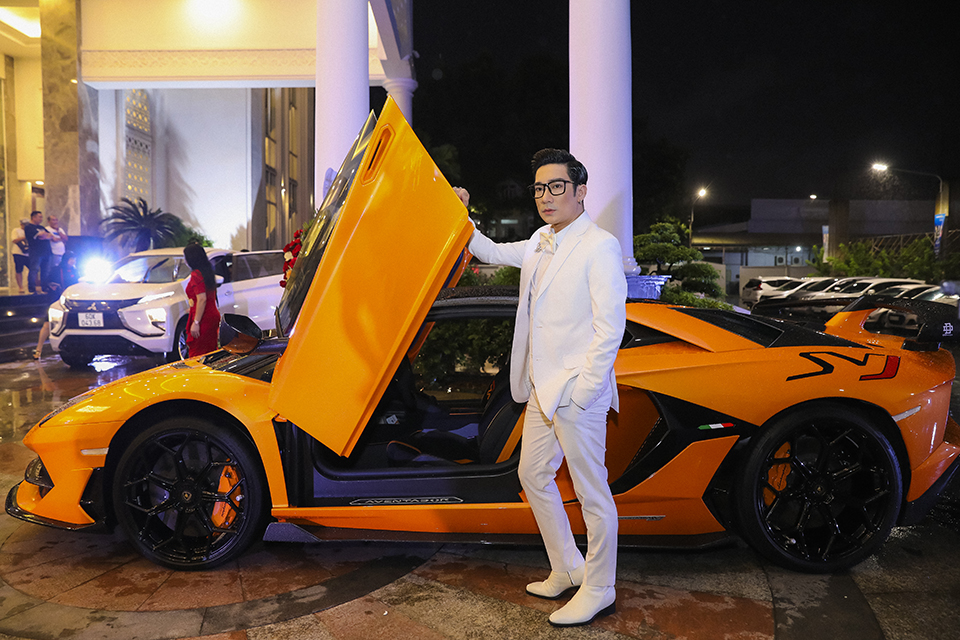 Quang Hà lái Lamborghini 70 tỷ, 1.000 khán giả Đồng Nai bất chấp mưa lớn kéo đến vây kín - 3