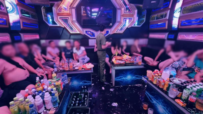 Công an huyện phát hiện nhóm đối tượng sử dụng trái phép chất ma tuý tại quán karaoke Trà Cổ.