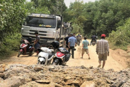 Tin tức trong ngày - PV bị "giam lỏng" khi tác nghiệp: Xác định loạt sai phạm khai thác đất