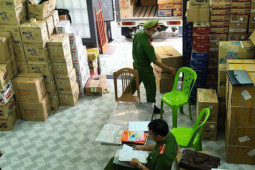 Đột kích kho hàng lậu, chứng kiến hàng ngàn bánh Trung thu chất lượng dỏm