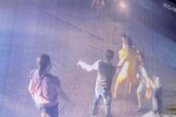 Pháp luật - Triệu tập nhóm thanh niên hành hung phụ xe, ném đá vỡ kính xe khách