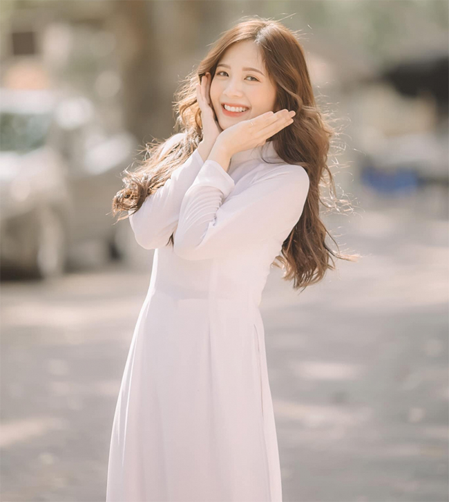Vẻ đẹp gây thương nhớ của Ngọc Huyền từng gây sốt cộng đồng mạng, vì thế cô còn có biệt danh là "hot girl đồng phục" hay "hot girl sư phạm".