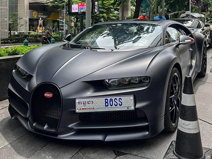 Ngắm xe - Bugatti Chiron Sport 110 Ans Edition "siêu độc" lăn bánh trên phố