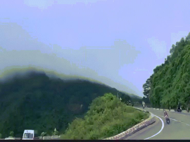 Xe máy - Xe đạp - Clip: Xe máy đổ đèo bất cẩn, người bay qua dải phân cách cứng