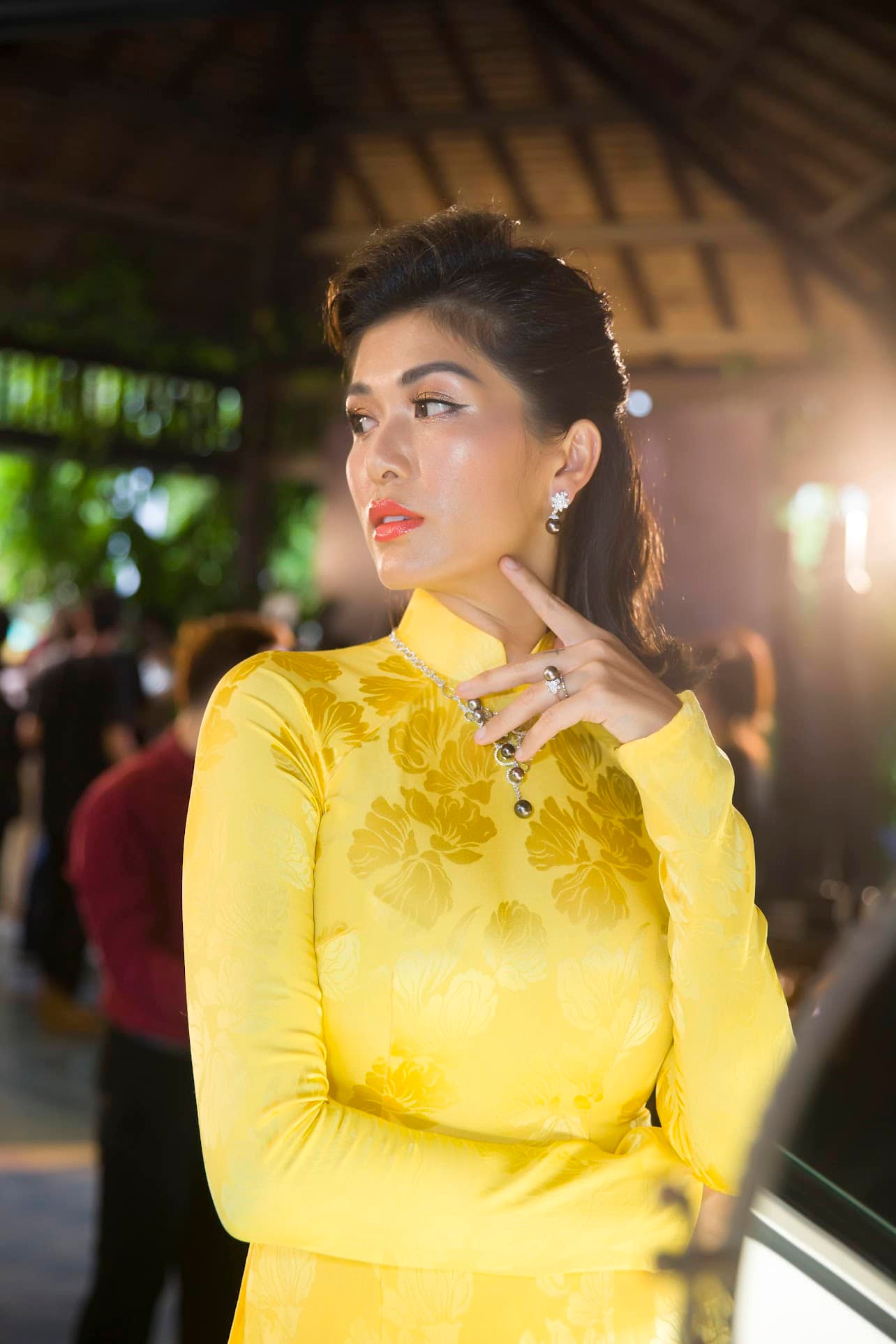 Cô được mệnh danh là nàng hậu nhiều con gợi cảm nhất showbiz. Và càng đẻ càng đẹp.