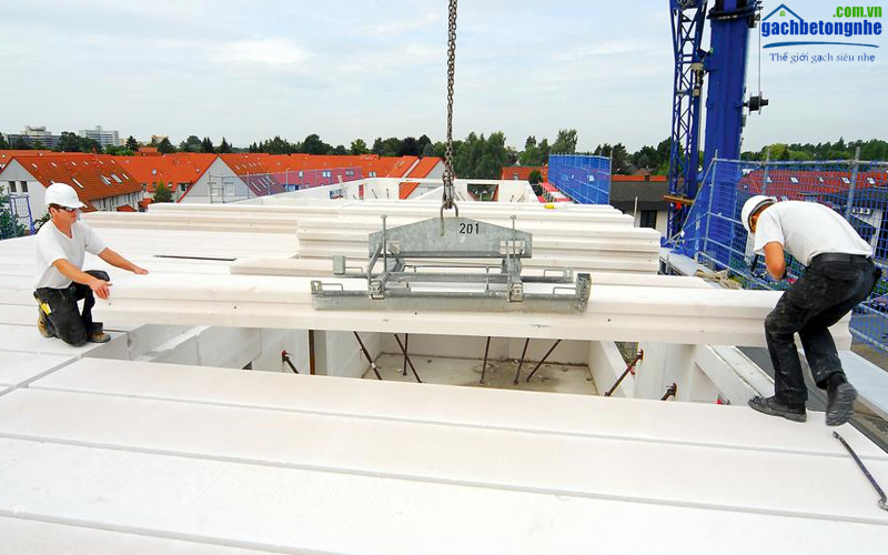 Làm sàn bê tông nhẹ lắp ghép bằng tấm panel ALC