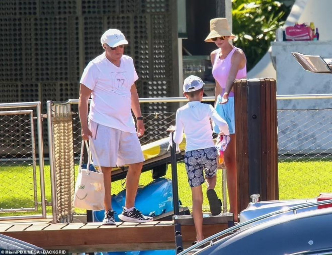 Hôm 5/9, Ivanka Trump cùng chồng Jared Kushner và ba con đi nghỉ lễ Lao động Mỹ ở Miami, Mỹ.