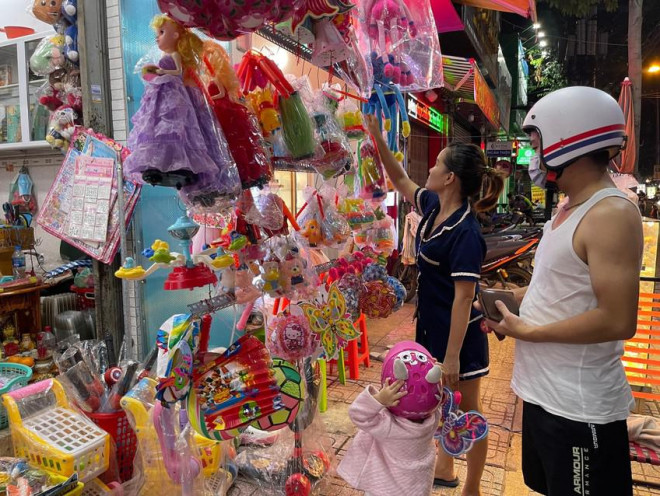 Khách hàng đánh giá cao mẫu mã và giá cả của lồng đèn trung thu trong nước. ẢNH: THU HÀ