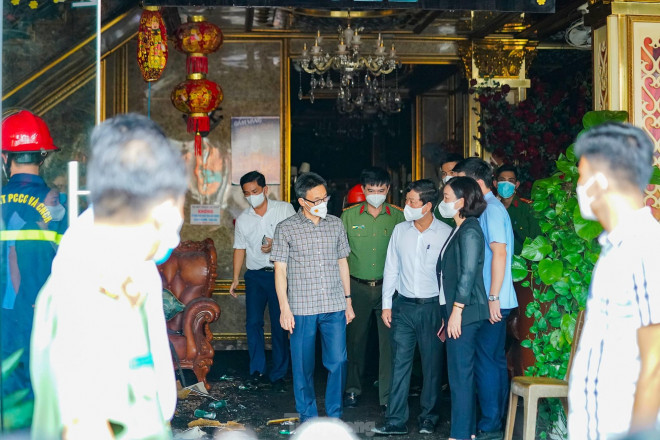 Ngày 8/9, Phó Thủ tướng Vũ Đức Đam đến thị sát hiện trường vụ cháy quán karaoke An Phú.