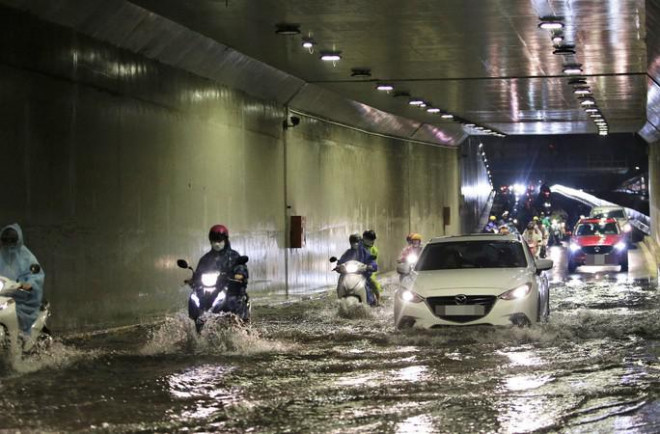 Hầm chui Điện Biên Phủ ngập nặng sau trận mưa lớn vào tối qua
