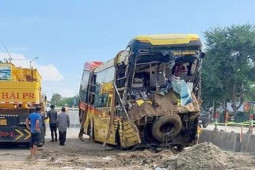 Tin tức trong ngày - Xe giường nằm lao xuống hố bên quốc lộ, 33 khách trên xe hoảng loạn