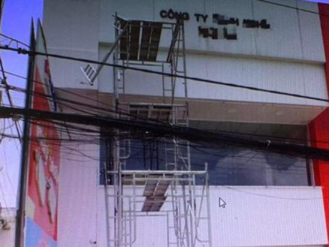 Tin tức trong ngày - Nhân viên lắp bảng quảng cáo bị điện trung thế phóng ngã xuống đất tử vong