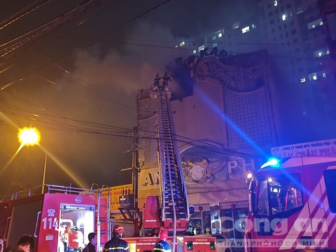 Cảnh sát PCCC dùng xe thang&nbsp;phun nước dập lửa&nbsp;và cứu người trên sân thượng quán karaoke vào tối 6/9