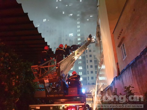 Gần 24 giờ Cảnh sát PCCC-CNCH lăn lộn tại hiện trường vụ cháy để tìm kiếm nạn nhân - 2