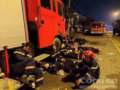 Gần 24 giờ Cảnh sát PCCC-CNCH lăn lộn tại hiện trường vụ cháy để tìm kiếm nạn nhân - 4