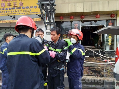 Gần 24 giờ Cảnh sát PCCC-CNCH lăn lộn tại hiện trường vụ cháy để tìm kiếm nạn nhân - 7