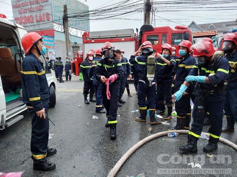 Gần 24 giờ Cảnh sát PCCC-CNCH lăn lộn tại hiện trường vụ cháy để tìm kiếm nạn nhân - 5