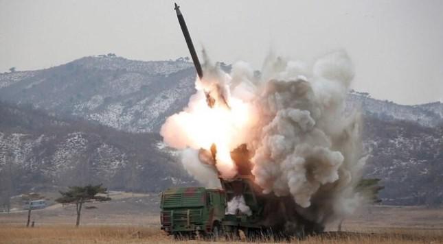 Pháo phản lực KN-09 khai hỏa. Ảnh: KCNA.