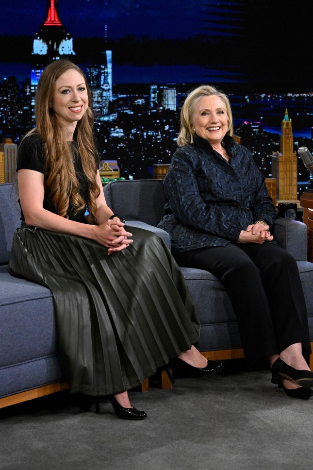 Bà Hillary Clinton (74 tuổi) và con gái Chelsea (42 tuổi) xuất hiện trên chương trình Tonight Show. Ảnh: Getty