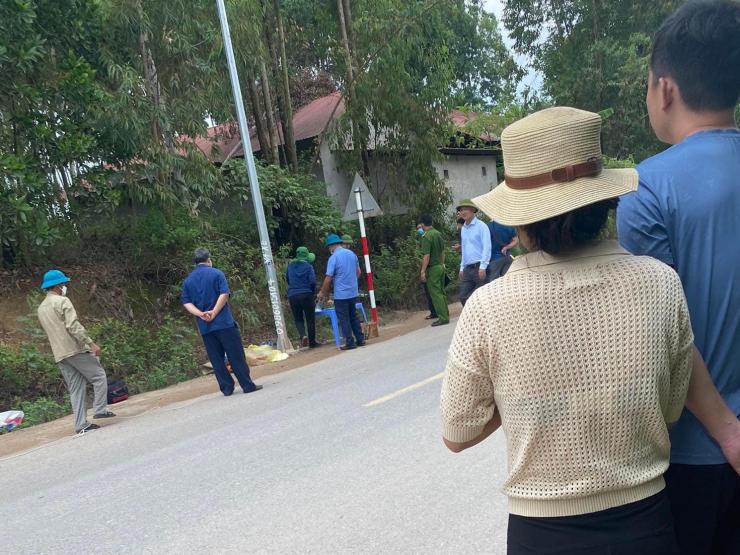 Pháp luật - Thi thể cuốn bạt, phân huỷ nặng ven đường liên xã