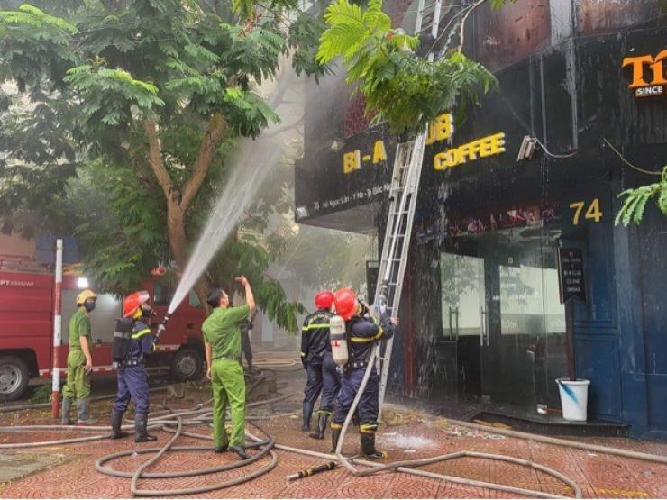 Tin tức trong ngày - Cháy quán Bi-a Club, khói đen bốc cao hàng trăm mét