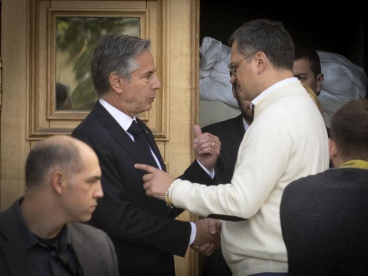 Thế giới - Ngoại trưởng Mỹ tới Kiev không báo trước, hứa hẹn viện trợ quân sự 1 tỷ USD