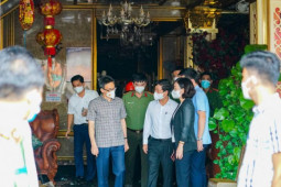 Phó Thủ tướng Vũ Đức Đam kiểm tra hiện trường vụ cháy quán karaoke ở Bình Dương