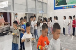 Giáo dục - du học - Tự xếp hàng lấy đồ ăn trưa, biểu cảm "căng thẳng" của học sinh tiểu học khiến ai nấy cười ngất