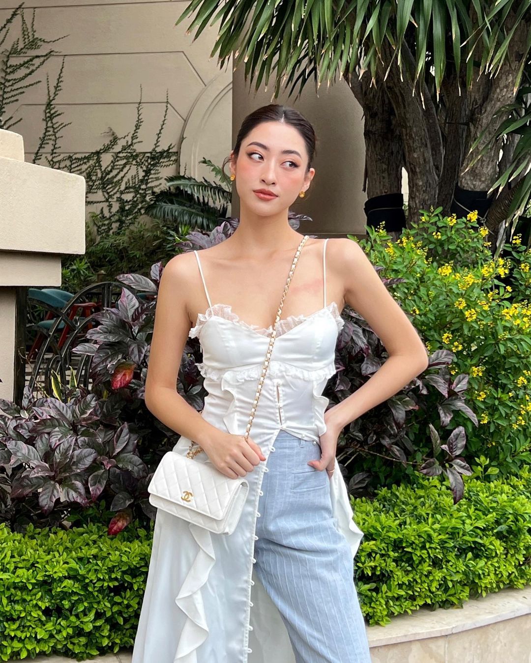 Lương Thùy Linh kết hợp váy dài với quần jean.