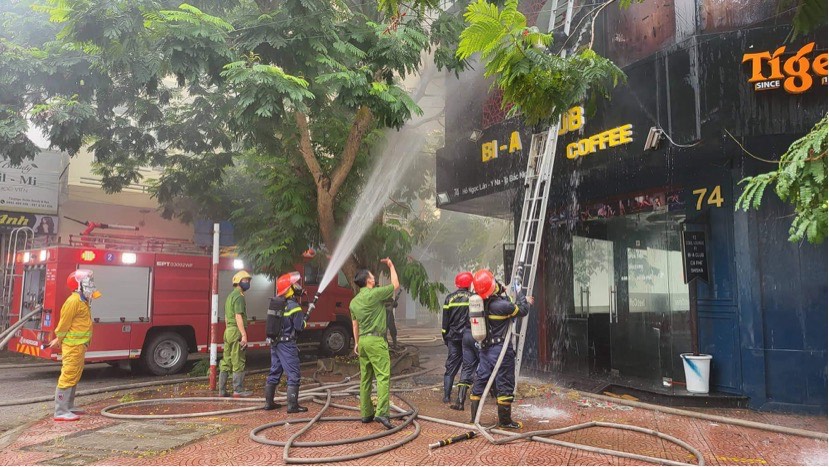 Cháy quán Bi-a Club, khói đen bốc cao hàng trăm mét - 1