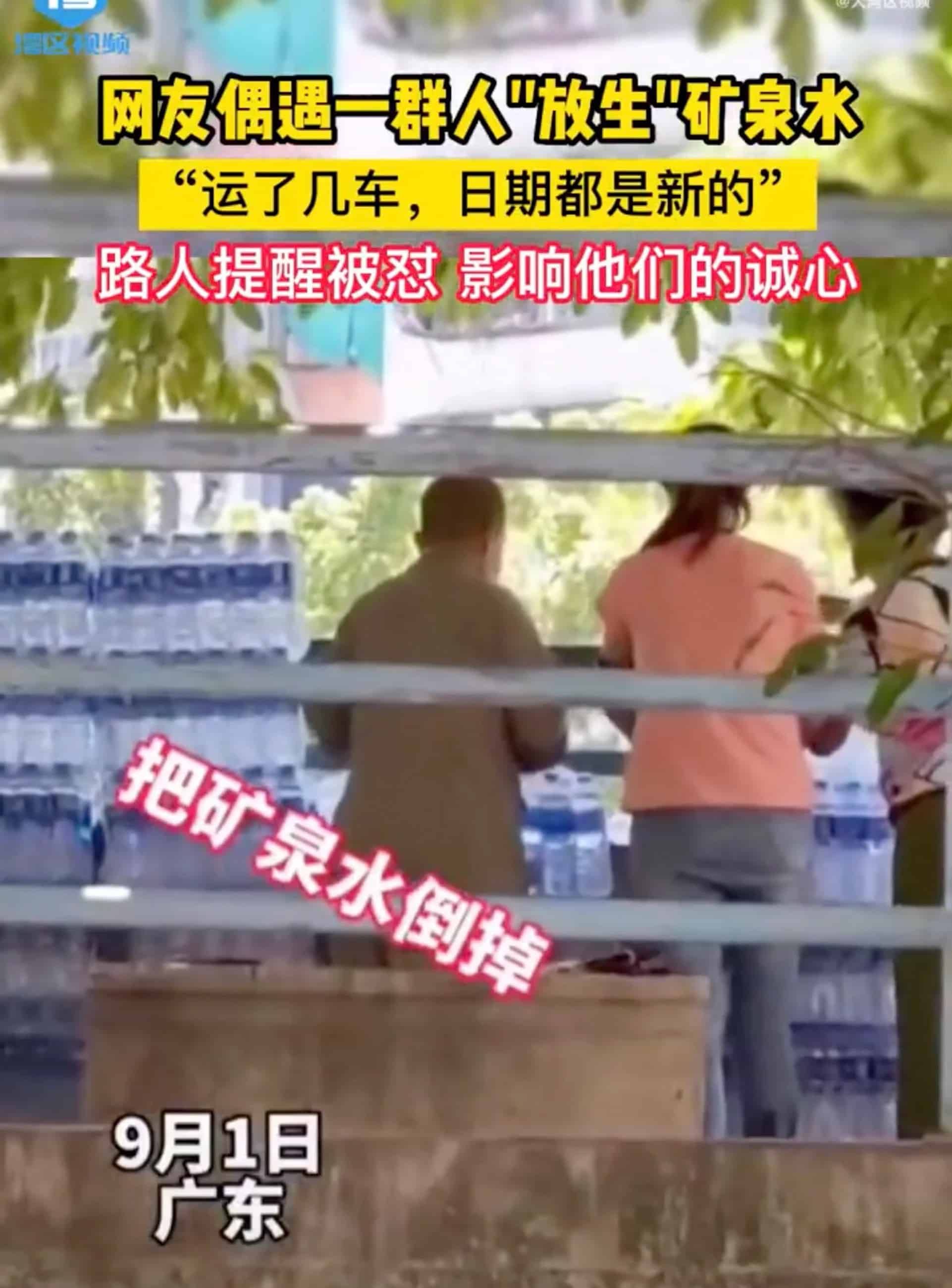 Hành động "phóng sinh" nước khoáng đóng chai để cầu sức khỏe gây tranh cãi ở Trung Quốc hồi đầu tháng 9. Ảnh: SCMP