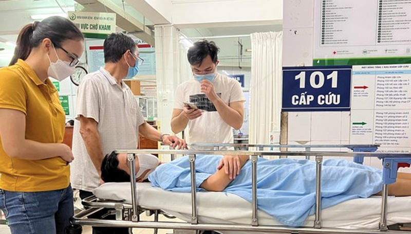Bé trai sau khi gặp tai biến cắt bao quy đầu ở Bệnh viện trung ương Thái Nguyên được gia đình đưa đến Bệnh viện Hữu nghị Việt - Đức.