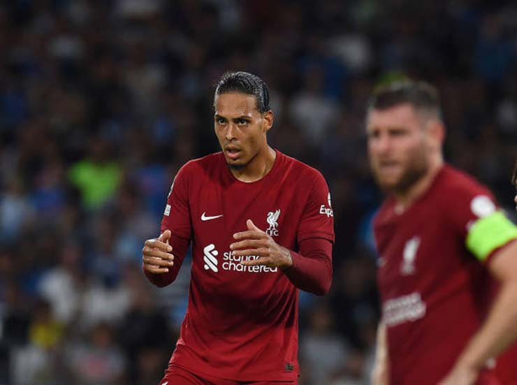 Cả Van Dijk cũng chơi tệ trong một màn trình diễn tệ hại của hàng phòng ngự Liverpool